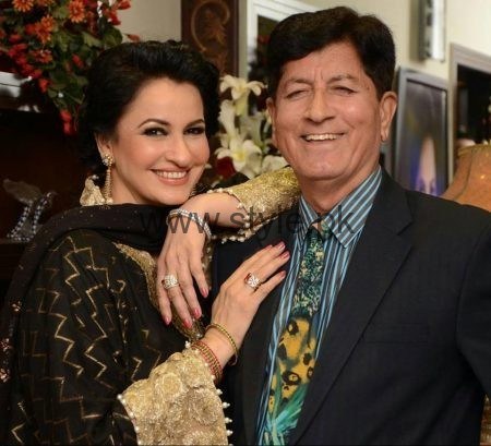Beautiful Saba Faisal with her Husband - Lovely Pictures | Reviewit.pk
