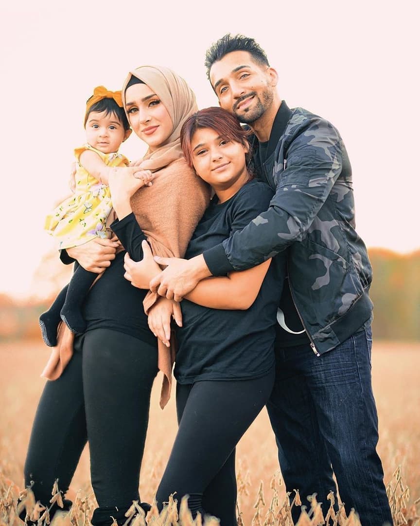 Sham Idrees Latest Photos With His Daughters And Wife