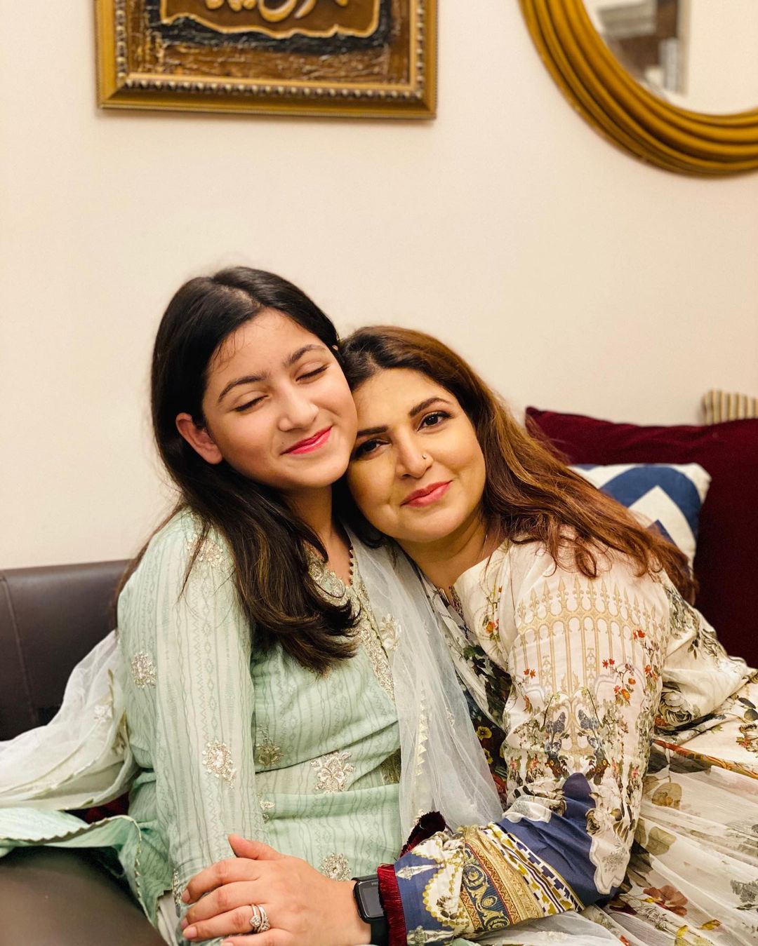 Actress Shagufta Ijaz with her Daughters - Latest Pictures