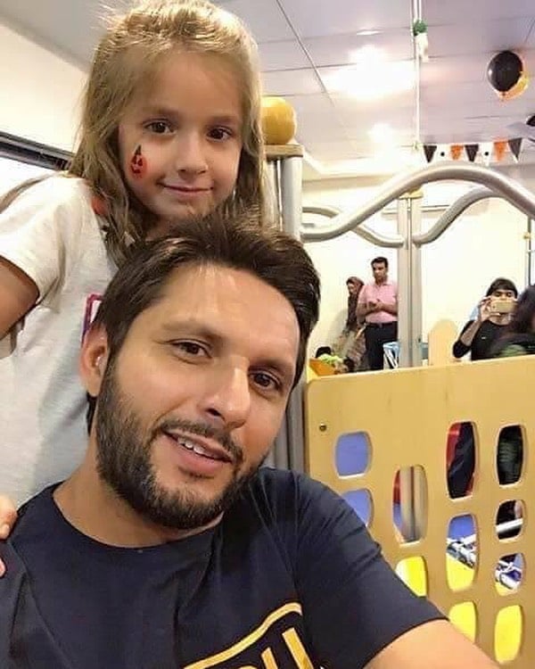 Shahid Afridi New Pictures With her Youngest Daughter Arwa