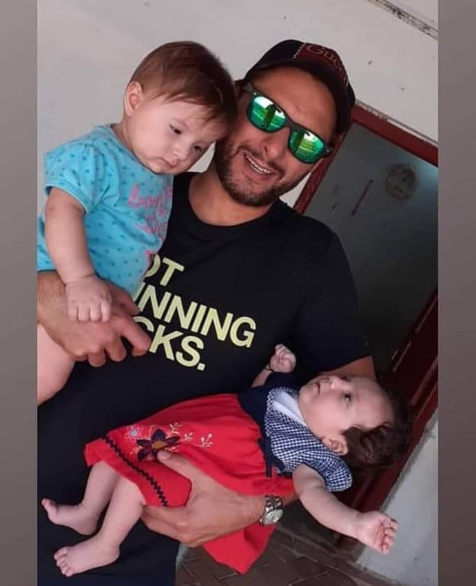 Shahid Afridi New Pictures With her Youngest Daughter Arwa | Reviewit.pk