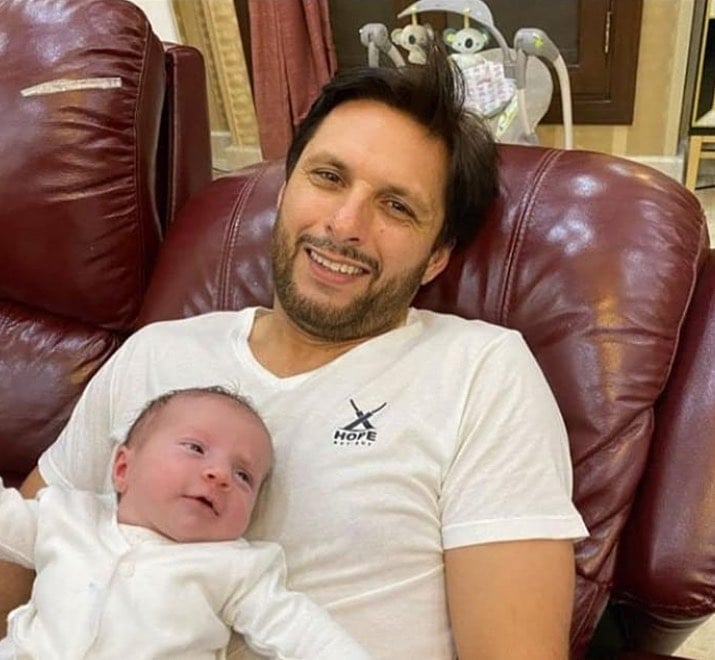 Shahid Afridi New Pictures With her Youngest Daughter Arwa