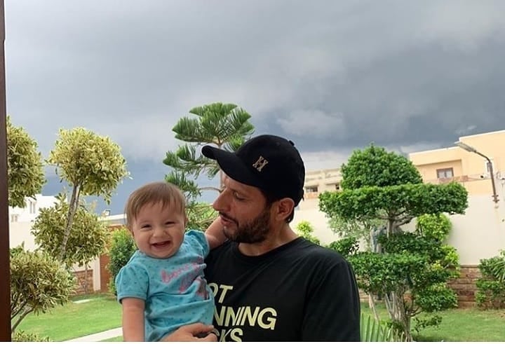 Shahid Afridi New Pictures With her Youngest Daughter Arwa