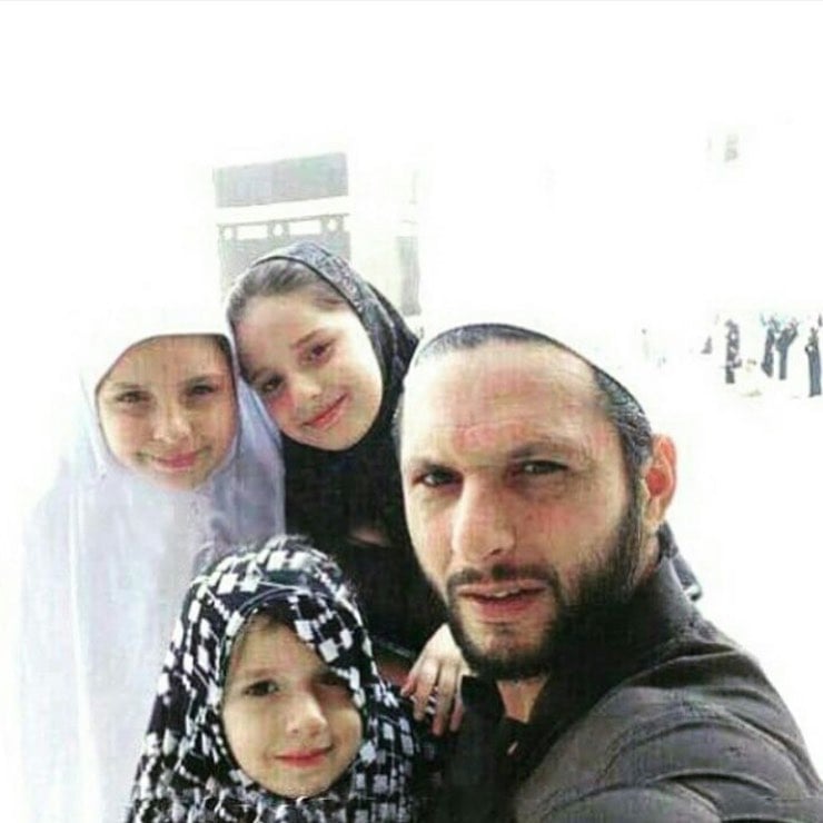 Shahid Afridi New Pictures With her Youngest Daughter Arwa