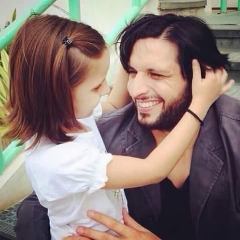 Shahid Afridi New Pictures With her Youngest Daughter Arwa