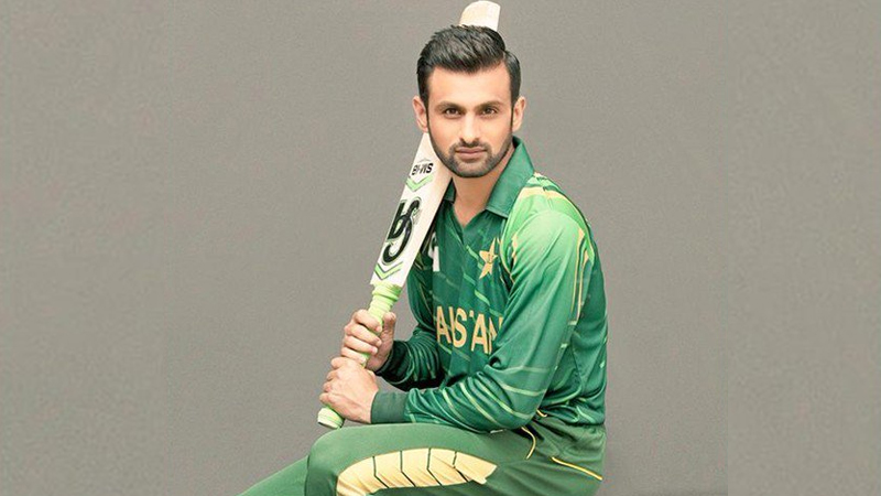 Pakistani And International Celebrities Congratulate Shoaib Malik On his Massive Success