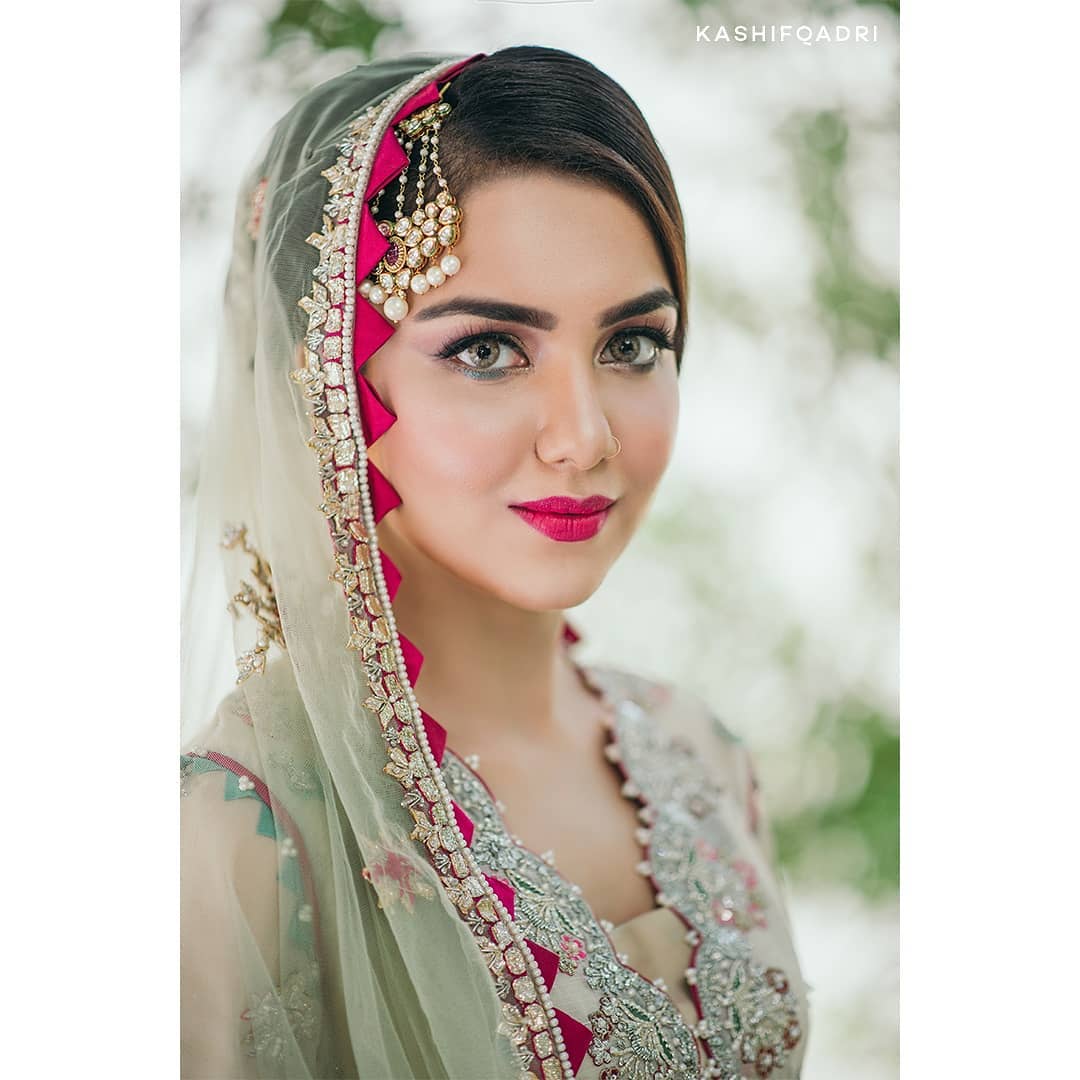 Syeda Tuba Aamir is Looking Gorgeous in Her Latest Shoot | Reviewit.pk