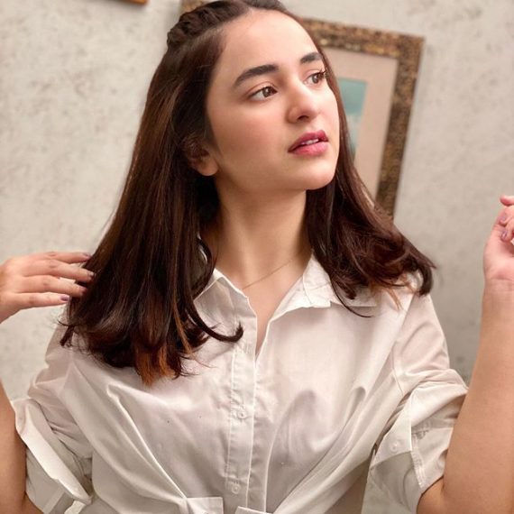 Yasra Rizvi Showers Love On Yumna Zaidi | Reviewit.pk