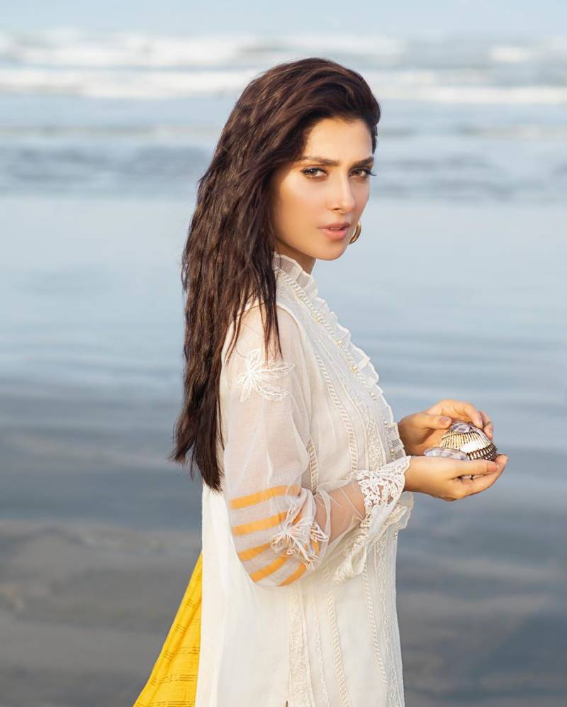 Reasons Why Ayeza Khan Love Beaches