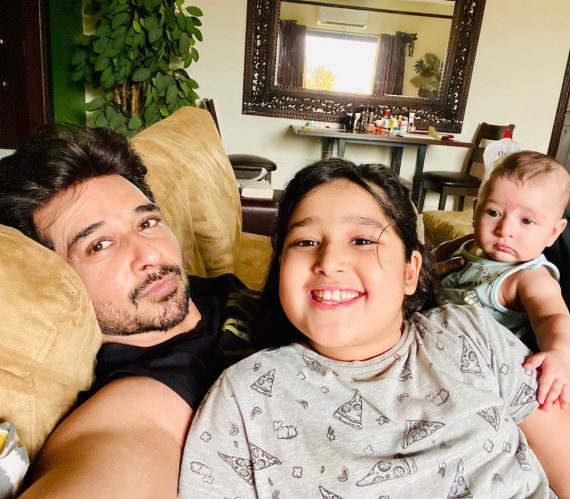 Faisal Qureshi Wife | Beautiful Family Pictures | Reviewit.pk