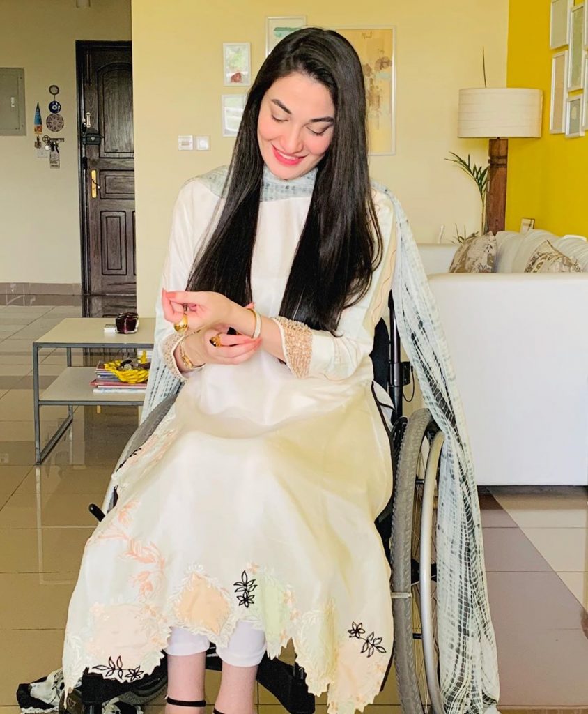 Latest Selfies Of Muniba Mazari That Will Melt Your Heart Out