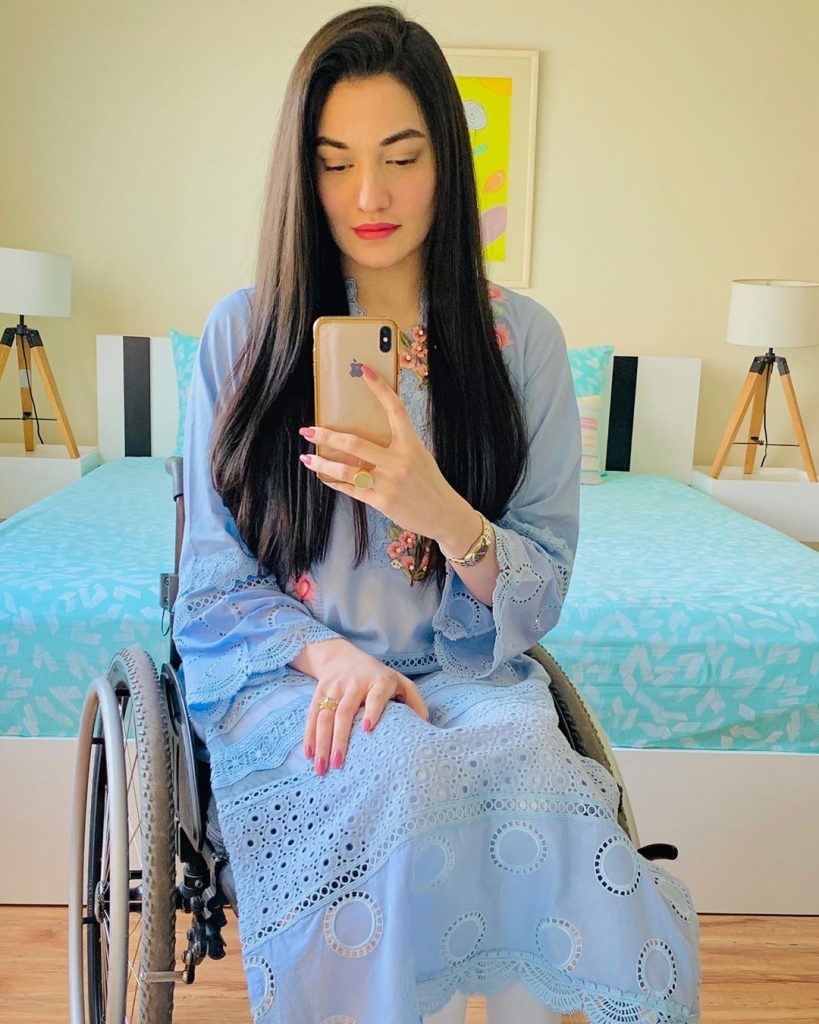 Latest Selfies Of Muniba Mazari That Will Melt Your Heart Out