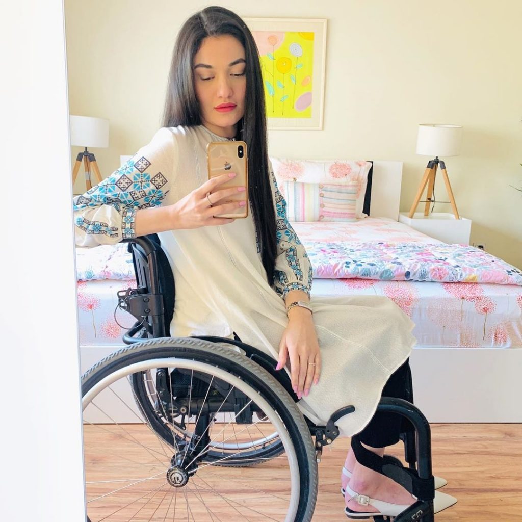 Latest Selfies Of Muniba Mazari That Will Melt Your Heart Out