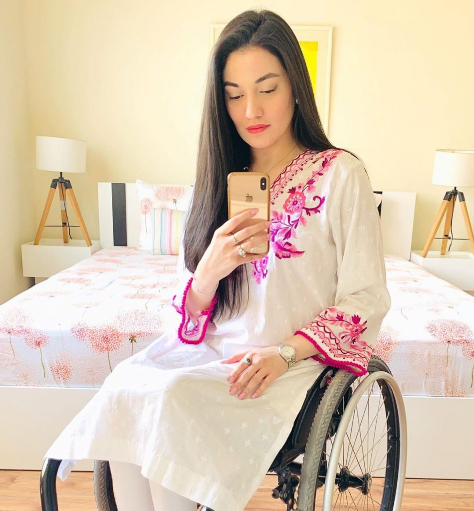 Latest Selfies Of Muniba Mazari That Will Melt Your Heart Out