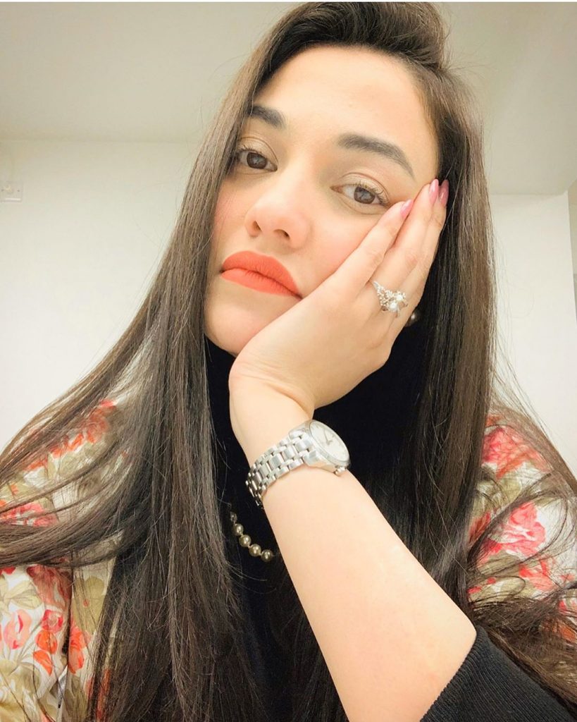 Latest Selfies Of Muniba Mazari That Will Melt Your Heart Out