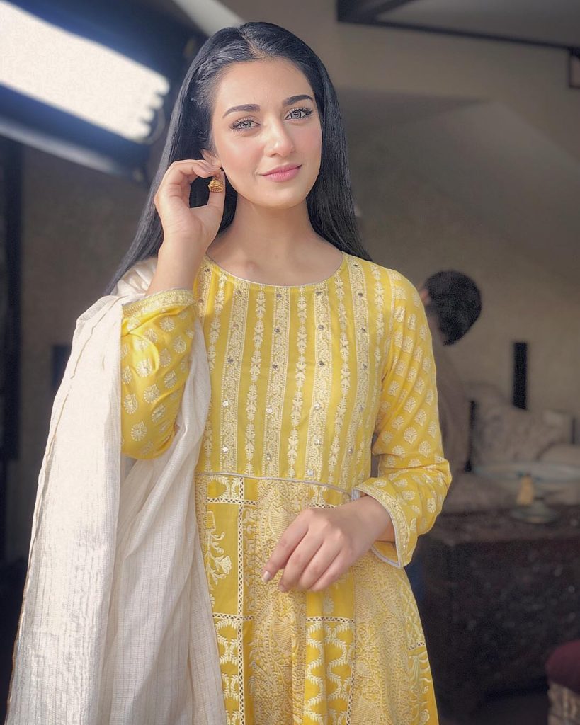 Sarah Khan Is All In For Every Shade Of Yellow This Season | Reviewit.pk