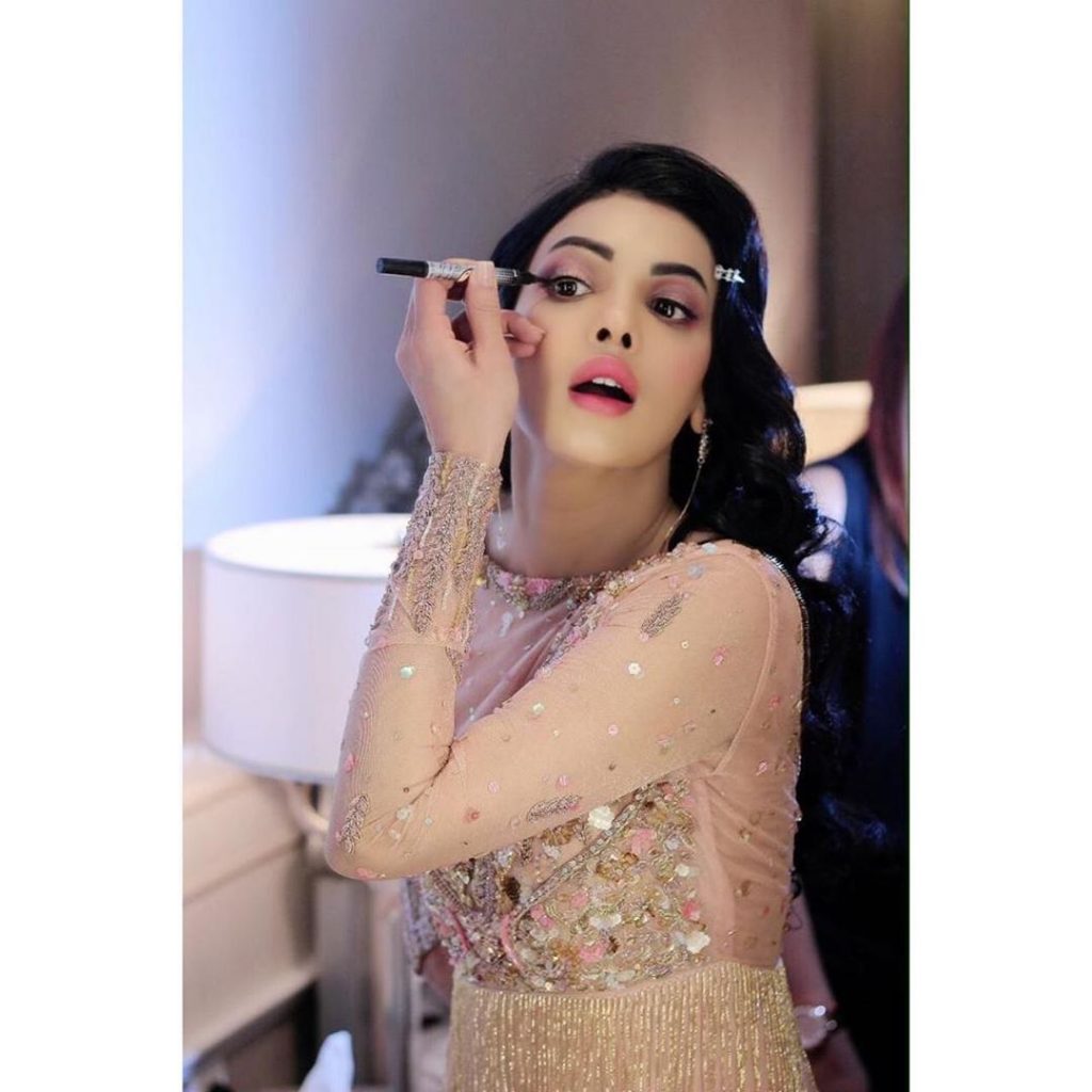 Exclusive Make-up Poses of Sara Loren