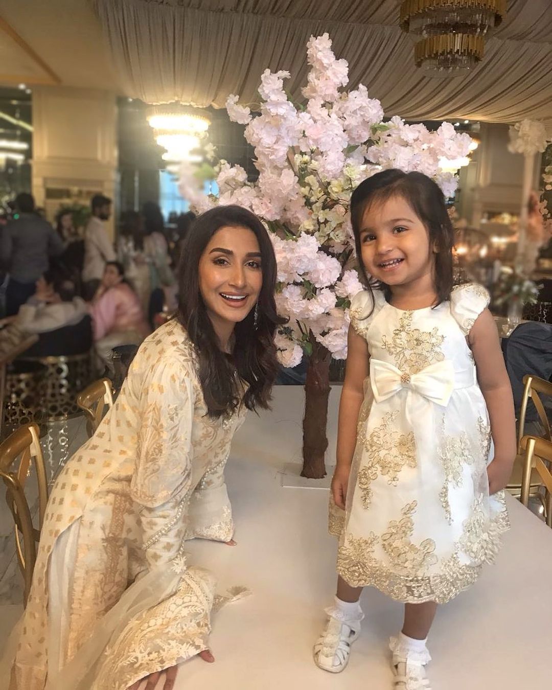 Ali Safina with his Wife Hira Tareen and Daughter - Adorable Pictures
