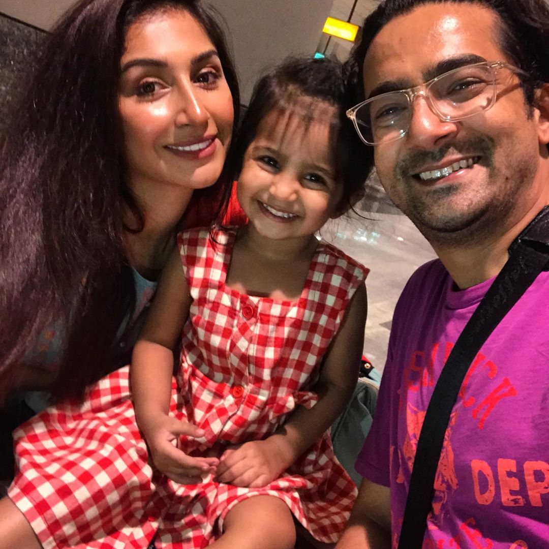 Ali Safina with his Wife Hira Tareen and Daughter - Adorable Pictures