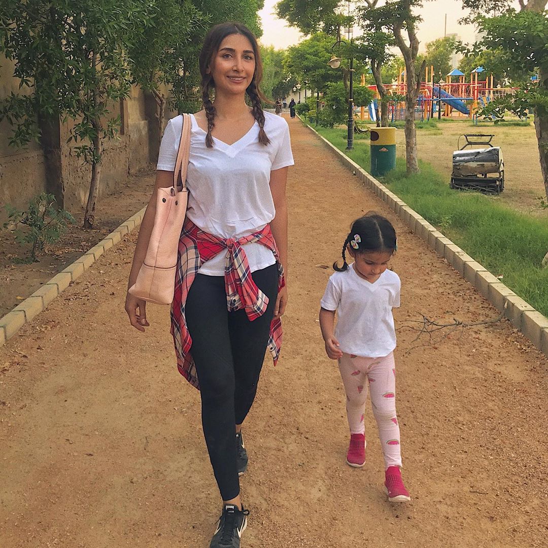 Ali Safina with his Wife Hira Tareen and Daughter - Adorable Pictures