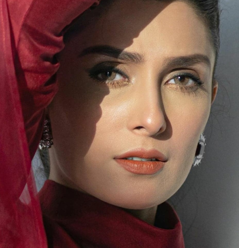 Same Makeup Looks Of Ayeza Khan And A Bollywood Actress