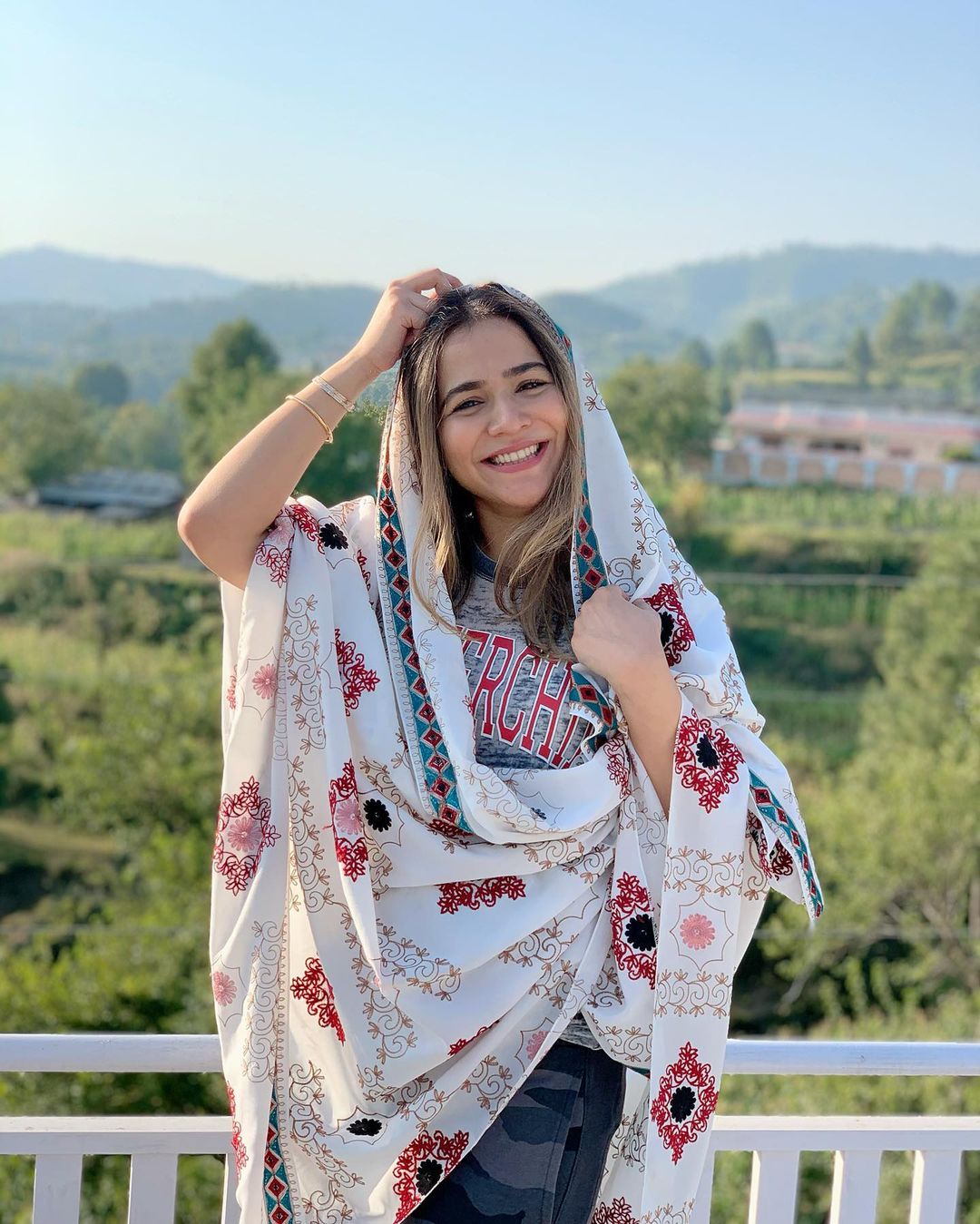 Humaima Malick Beautiful Pictures on a Sunny Day