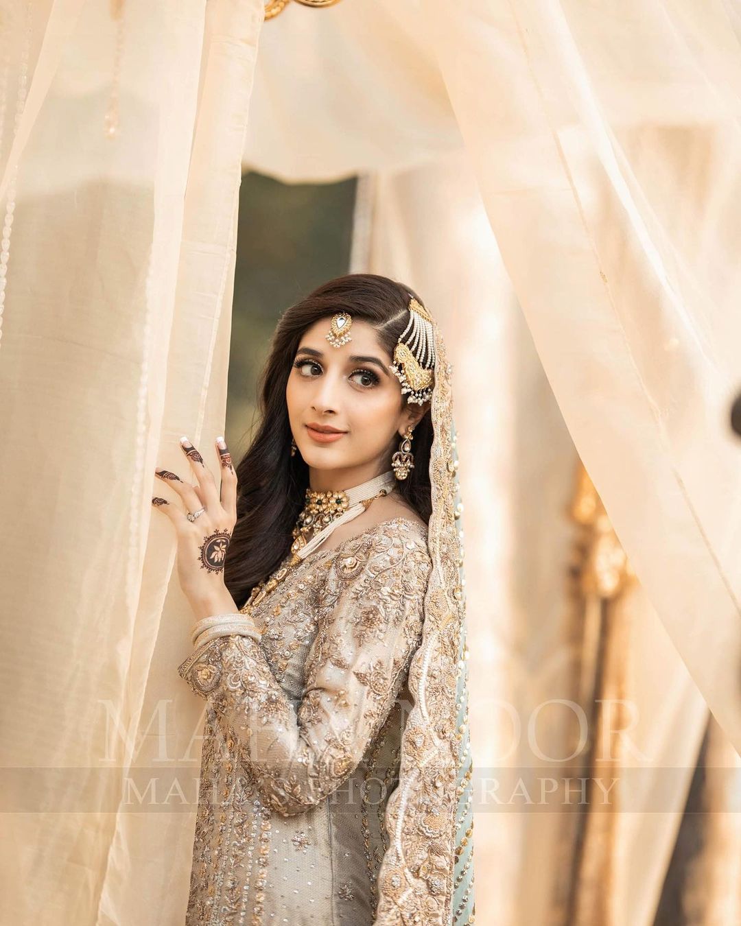 Mawra Hocane Looks Royal in her Latest Bridal Makeup Shoot