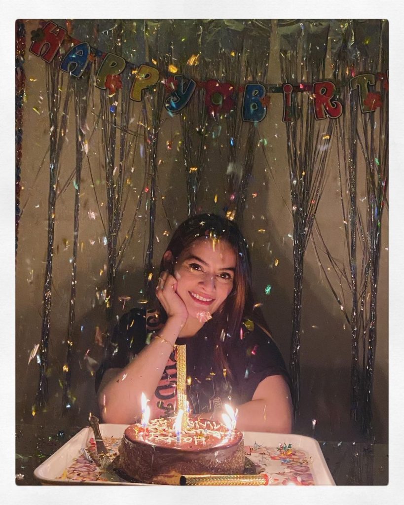 Minal Khan Birthday Pictures with Family and Friends | Reviewit.pk