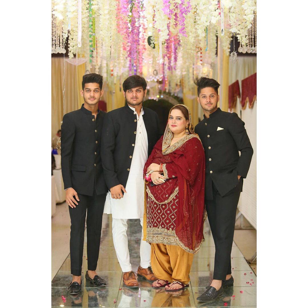 Minal Khan with her Family - Latest Pictures