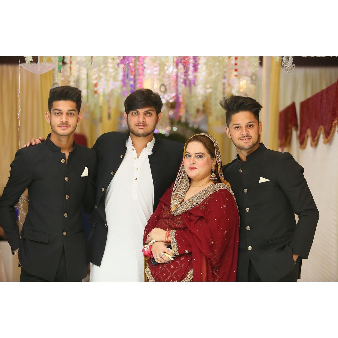 Minal Khan with her Family - Latest Pictures