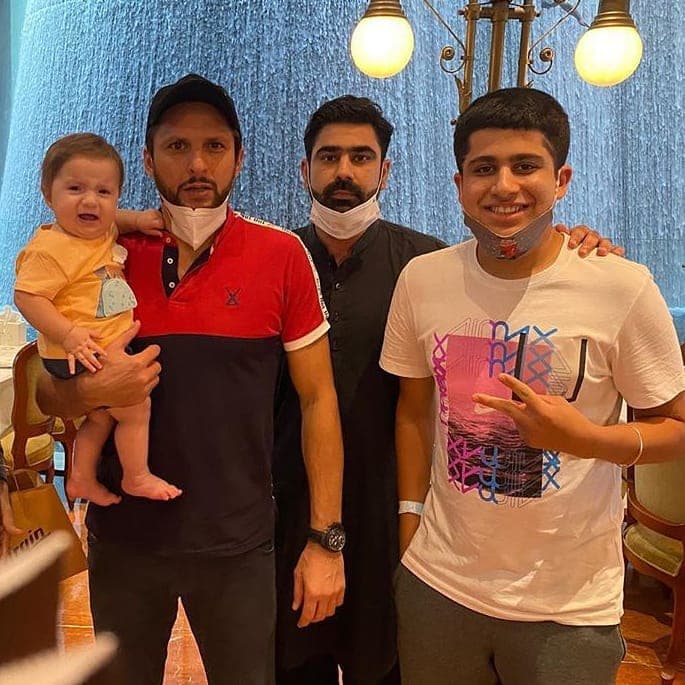 Beautiful Pictures of Shahid Afridi with his Daughter Arwa