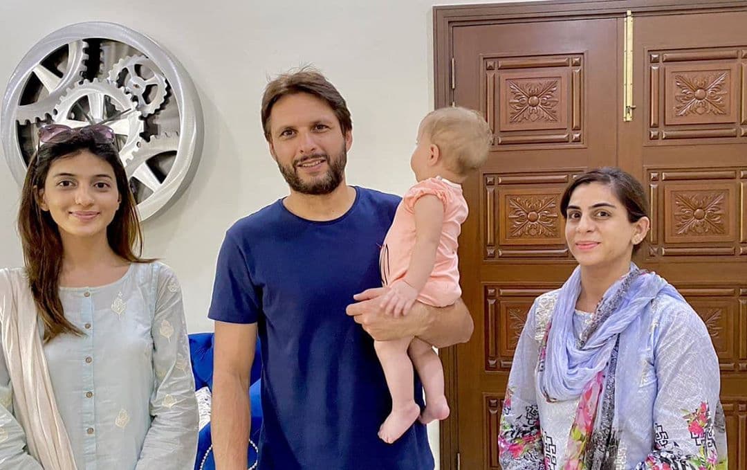 Beautiful Pictures of Shahid Afridi with his Daughter Arwa | Reviewit.pk