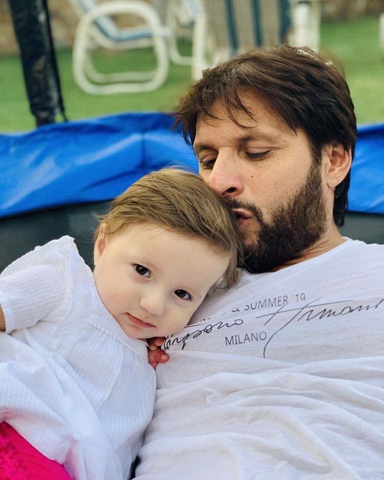 Beautiful Pictures of Shahid Afridi with his Daughter Arwa