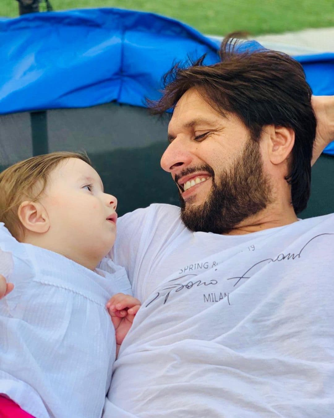 Beautiful Pictures of Shahid Afridi with his Daughter Arwa