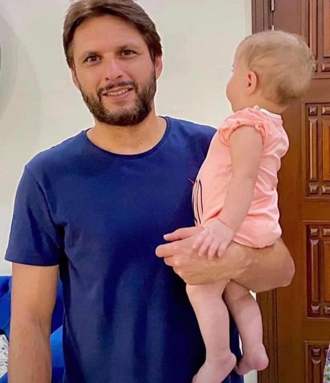 Beautiful Pictures of Shahid Afridi with his Daughter Arwa