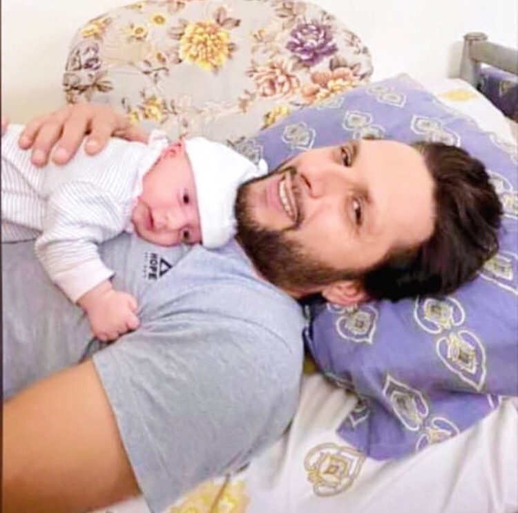 Beautiful Pictures of Shahid Afridi with his Daughter Arwa | Reviewit.pk