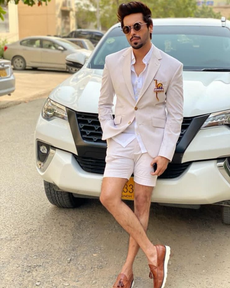 Fahad Mustafa's New Picture And Public Criticism | Reviewit.pk