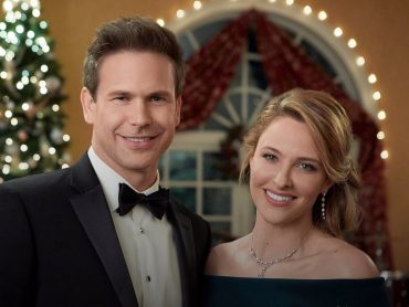 Christmas Wishes and Mistletoe Kisses cast in real life | Reviewit.pk