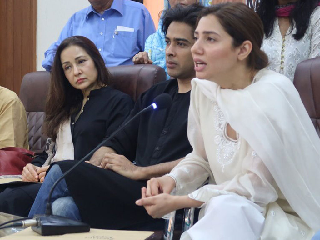 Mahira Khan New International Achievement - Public Reaction