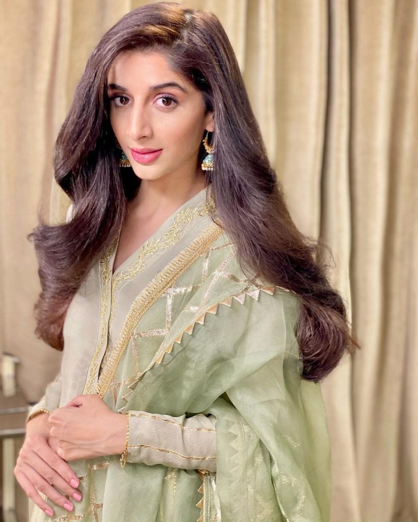 Mawra Hocane Flaunts Her Gavel | Reviewit.pk