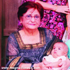 Memorable Pictures of Bushra Bashir With Her Mother