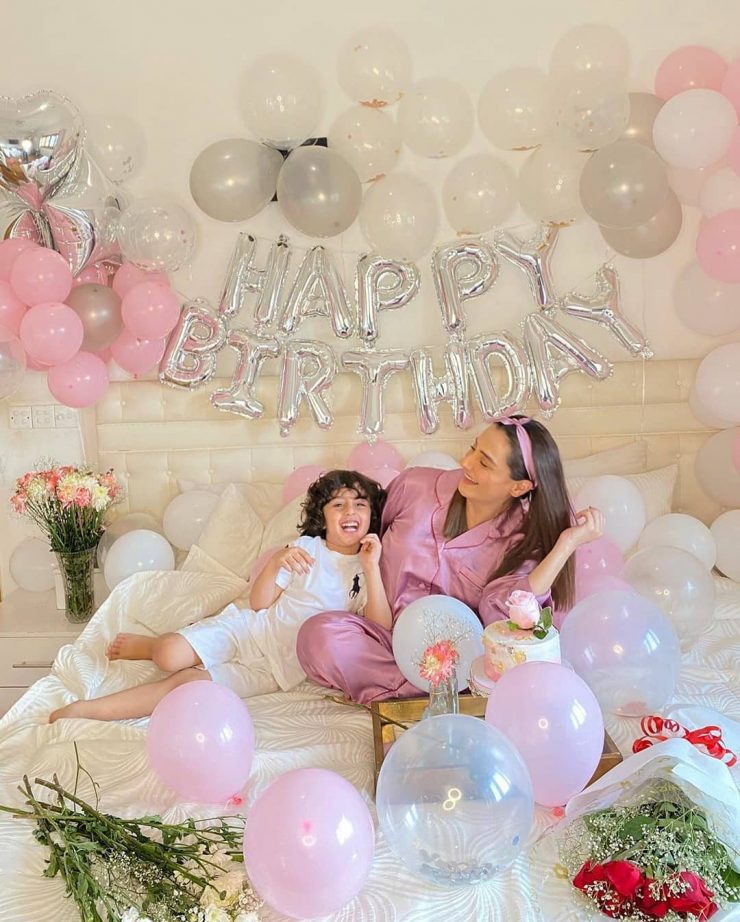 Momal Sheikh with Family - 10 Adorable Pictures | Reviewit.pk