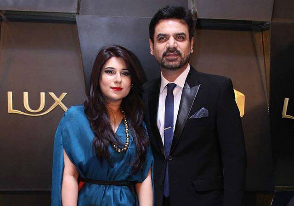 Pakistani Celebrities Who Keep Their Wives With Them