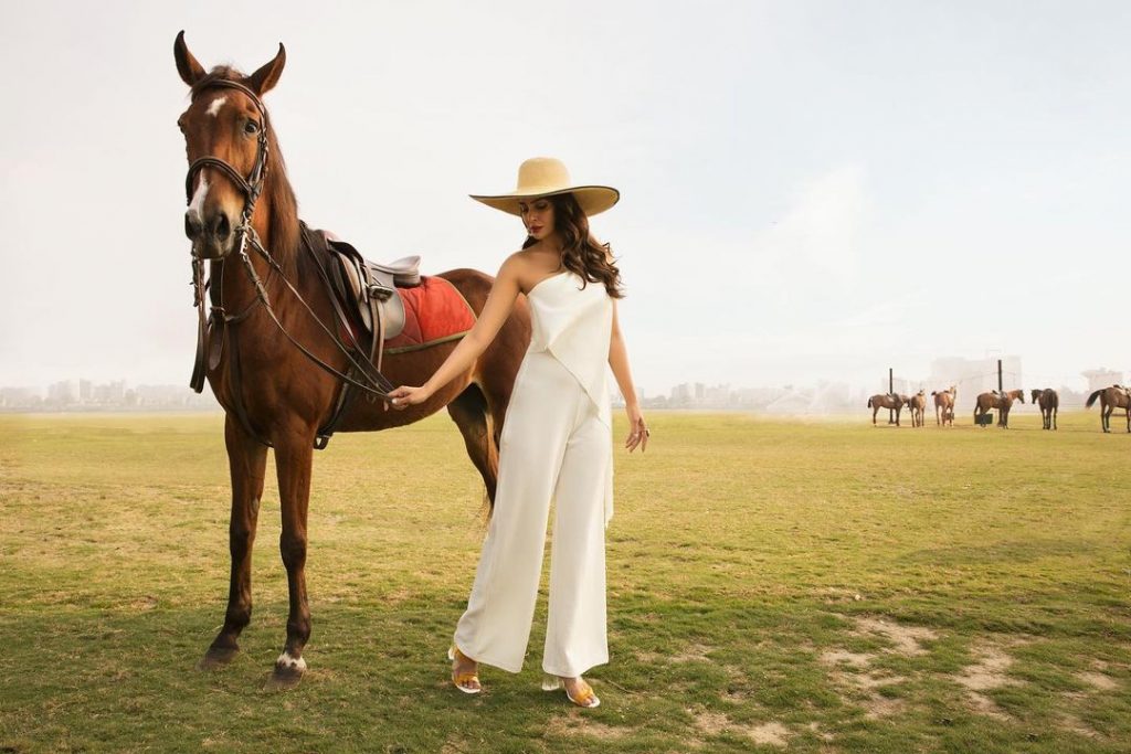 Lovely Photos of Saba Qamar With 45 Shades of White