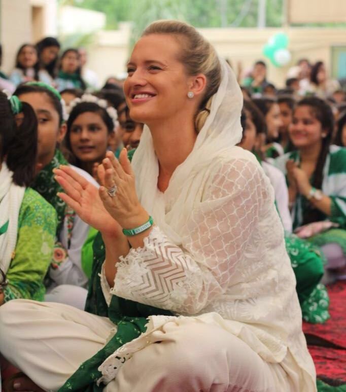 shaniera akram tried out some desi street food 1