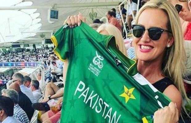 Shaniera Akram Tried Out Some Desi Street Food