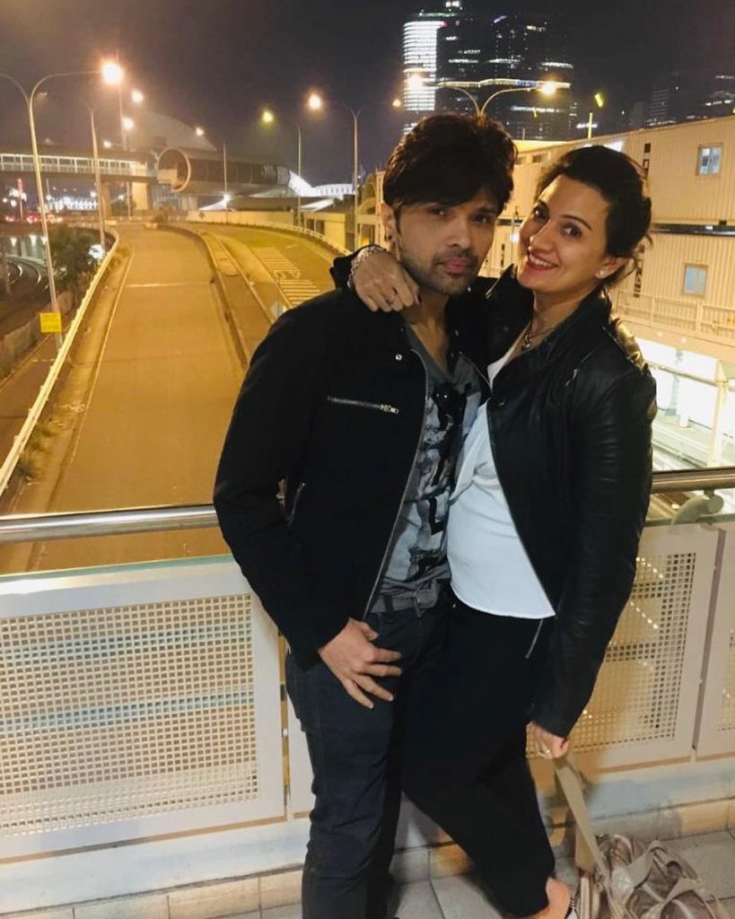 Himesh Reshammiya Wife Lovely Pictures Reviewit Pk Komal reshammiya is famous and well known as himesh reshammiya wife who was born on september 14, 1980 (birthday/date of birth/born) and is 40 years of age as in 2020 (how old is). himesh reshammiya wife lovely
