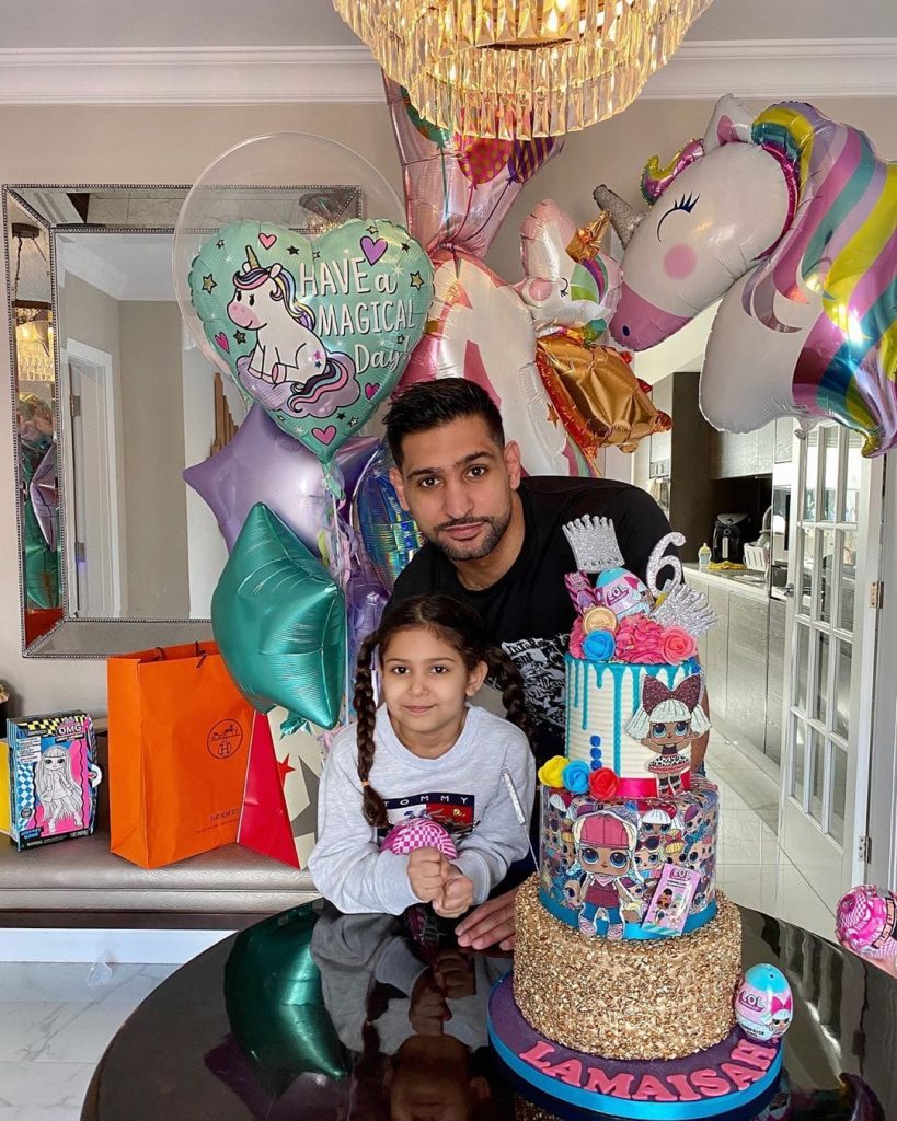 Beautiful Family Pictures Of Boxer Amir Khan