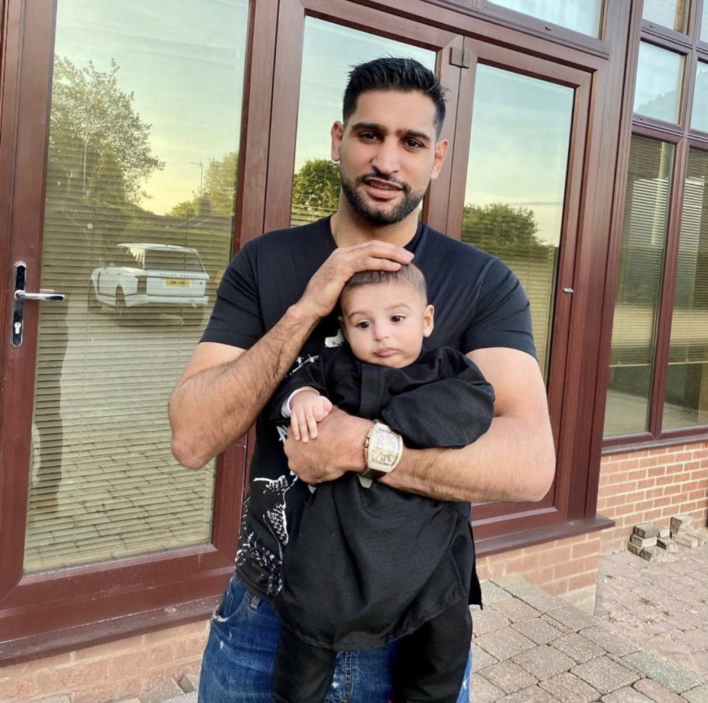 Beautiful Family Pictures Of Boxer Amir Khan