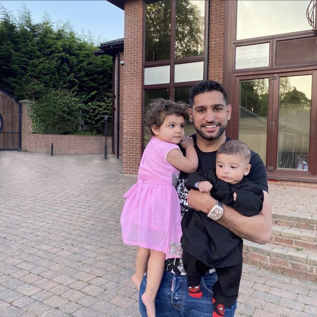 Beautiful Family Pictures Of Boxer Amir Khan